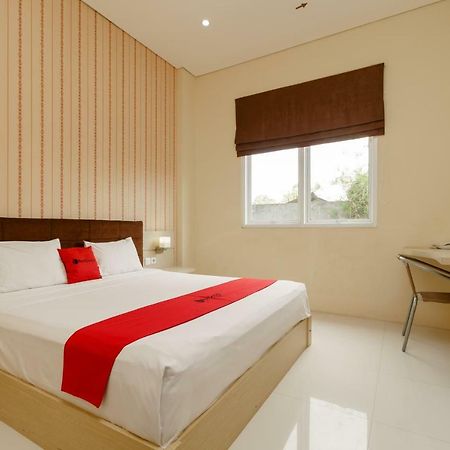 Reddoorz Plus Near Sangkareang Park Mataram Exterior photo