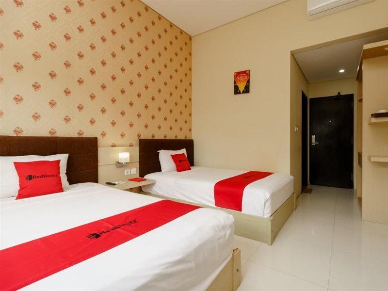 Reddoorz Plus Near Sangkareang Park Mataram Exterior photo