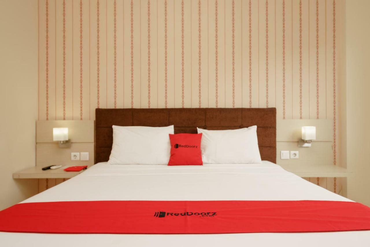 Reddoorz Plus Near Sangkareang Park Mataram Exterior photo