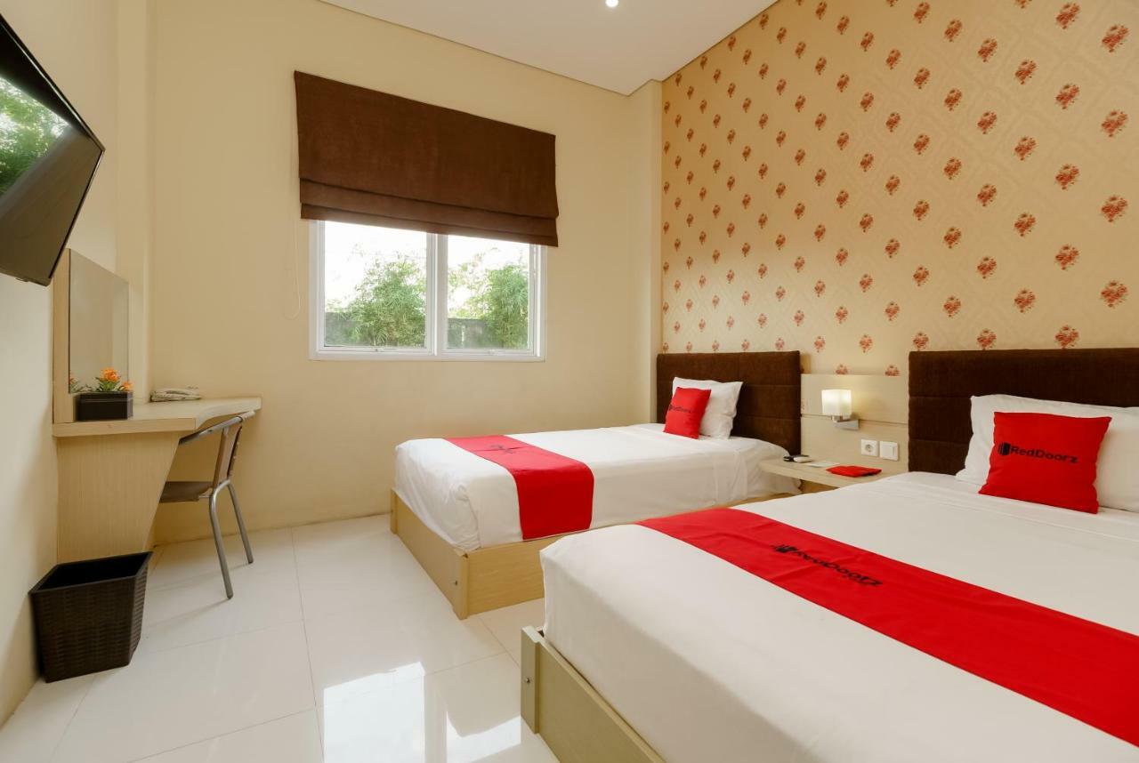 Reddoorz Plus Near Sangkareang Park Mataram Exterior photo