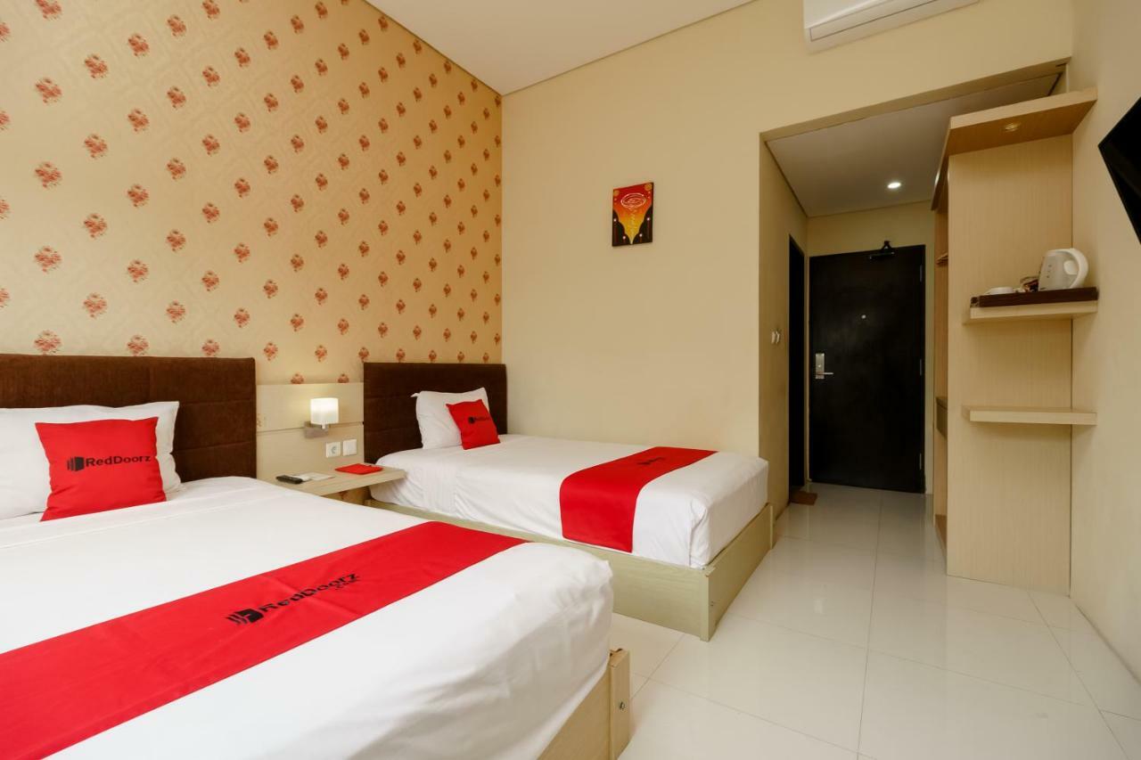 Reddoorz Plus Near Sangkareang Park Mataram Exterior photo